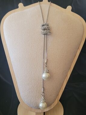 Elegant Silver-tone Lariat Necklace with Pearl Drops
